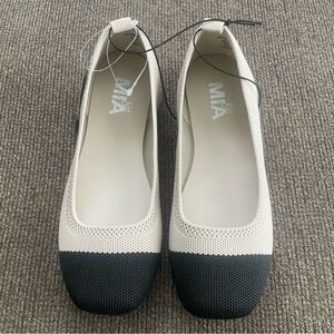 NEW Women’s MIA Girl Flat Cap Toe Shoes Size 6M